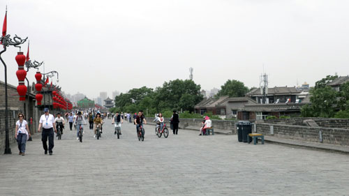 Fietsers op de stadsmuur Xi'an