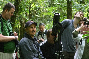 Gids Melvin en de groep in Monteverde Cloud Forest
