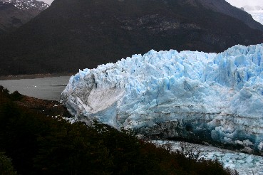 Perito Moreno gletsjer bereikt de overkant van de Brazo Rico